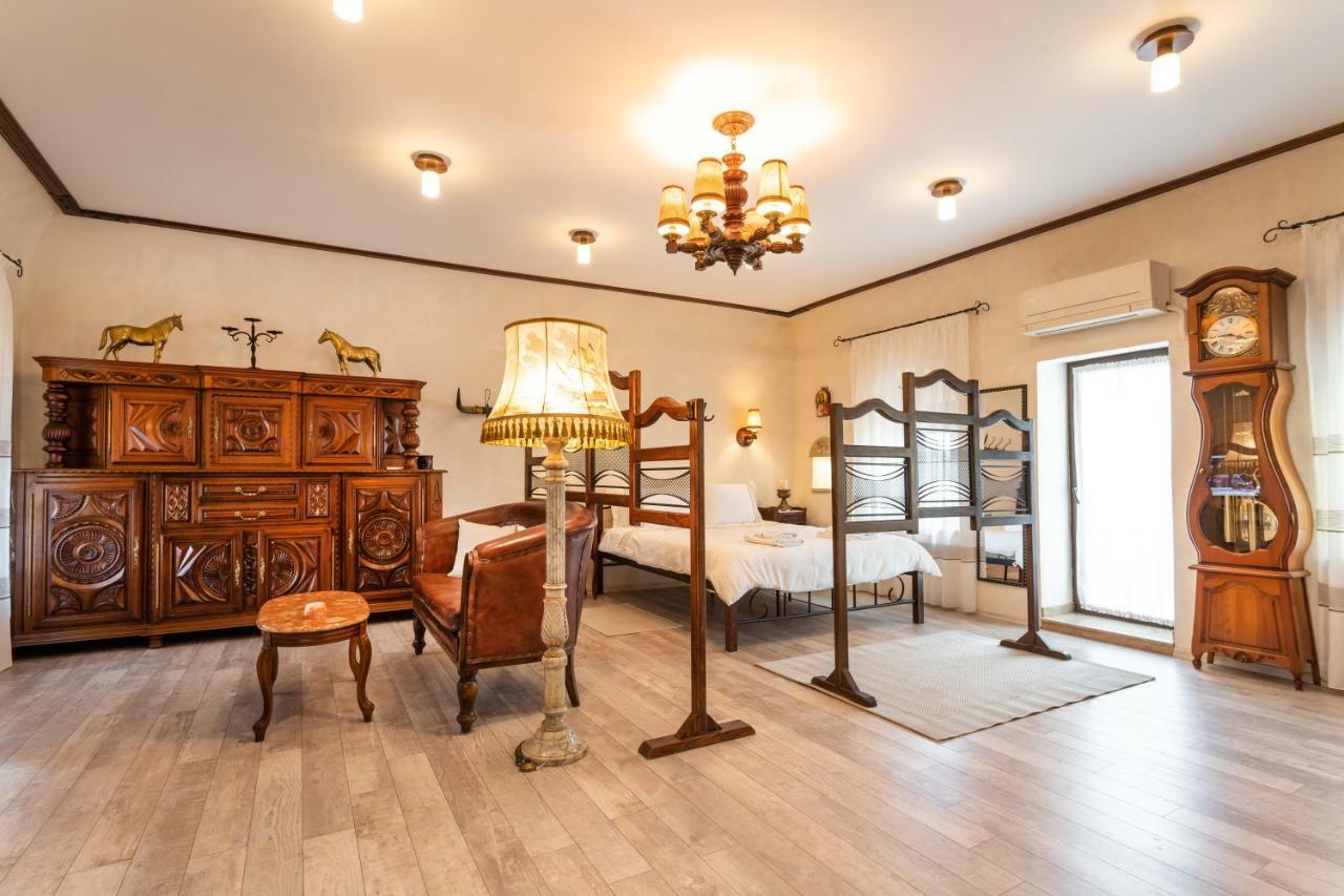 Historic Apartment In The Heart Of The City เวลีคอเทอร์โนโว ภายนอก รูปภาพ