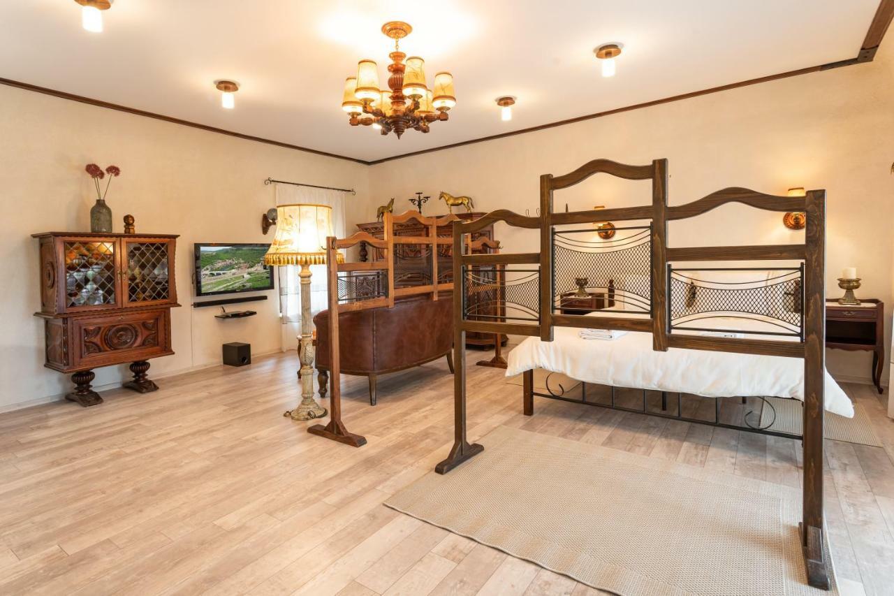 Historic Apartment In The Heart Of The City เวลีคอเทอร์โนโว ภายนอก รูปภาพ