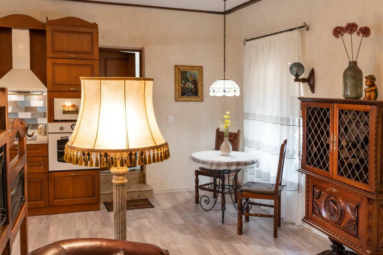 Historic Apartment In The Heart Of The City เวลีคอเทอร์โนโว ภายนอก รูปภาพ
