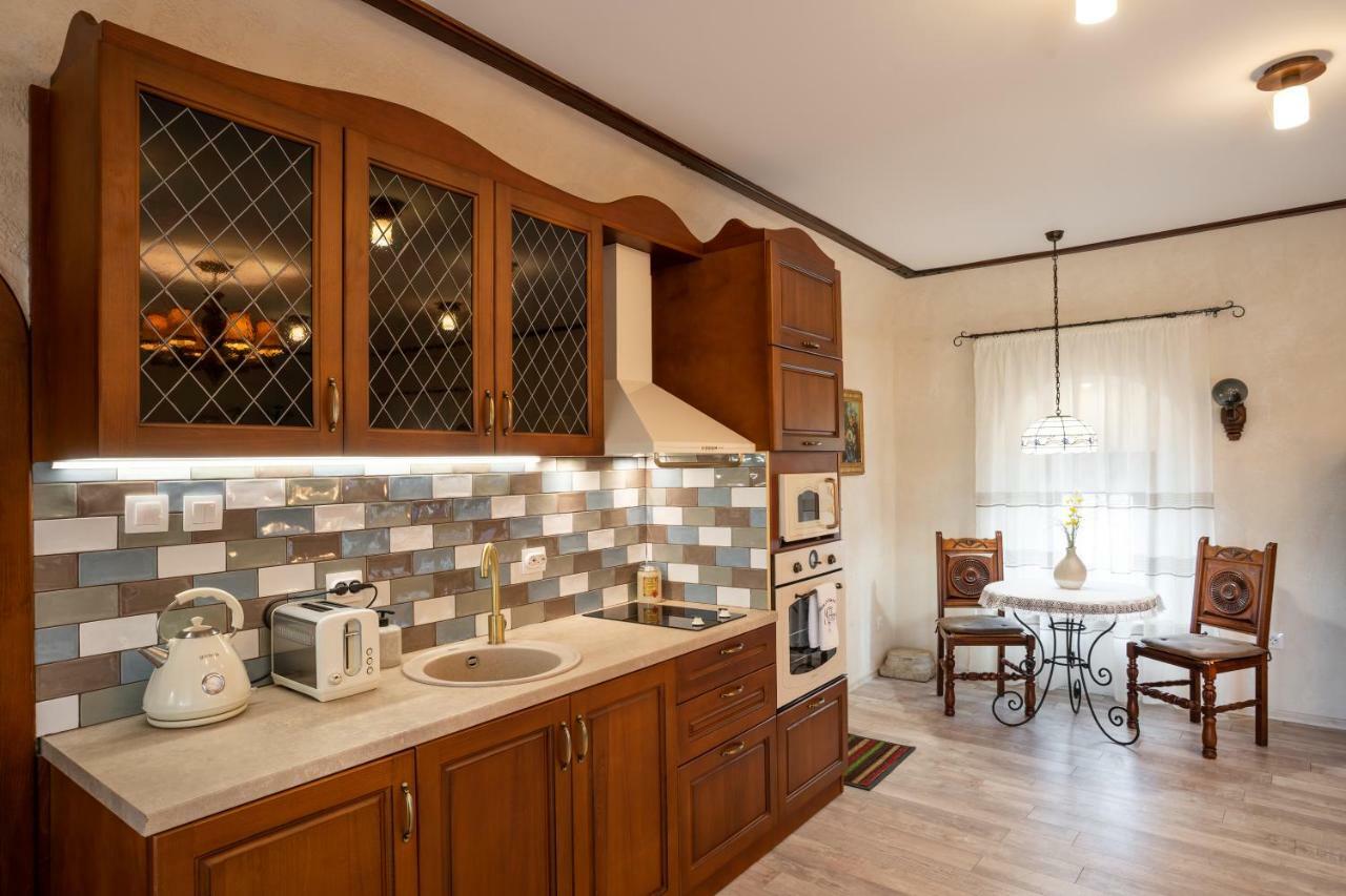 Historic Apartment In The Heart Of The City เวลีคอเทอร์โนโว ภายนอก รูปภาพ